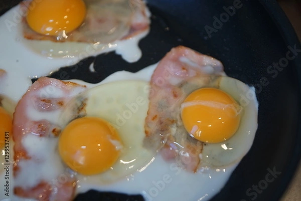 Obraz 目玉焼きとベーコンをフライパンで焼く