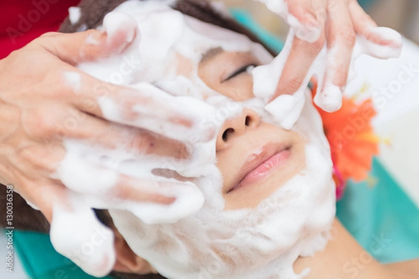 Fototapeta フェイシャルマッサージを受ける女性
