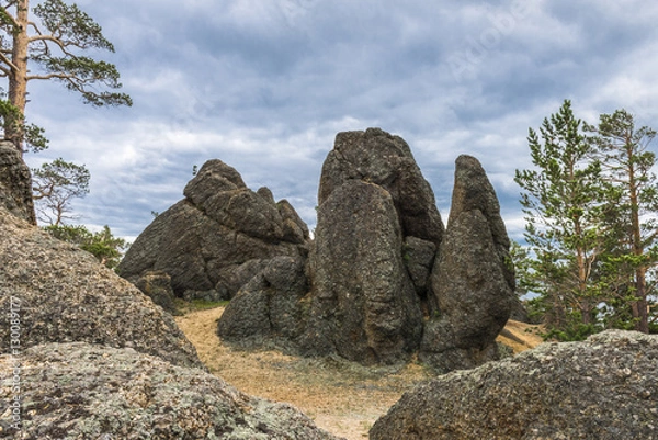 Fototapeta Каменные столбы на вершине холма