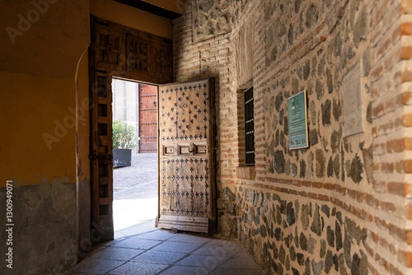 Fototapeta Toledo, Spain, a breathtaking fusion of medieval history, stunning architecture, and cultural heritage. Its historic center, cathedrals, and ancient streets create the setting for visual storytelling