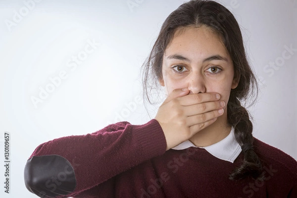 Obraz Chica joven tapando su boca