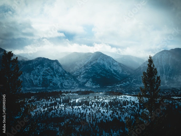 Fototapeta Panoramic view of Colorado's mountains. Colorado's Mountains at sunset. Clouds shroud the mountains in a gentle mist. View of the mountain peaks