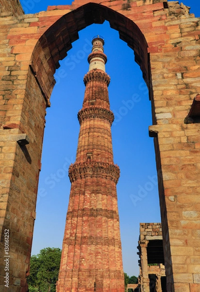 Fototapeta Qutub Minar Between Arch