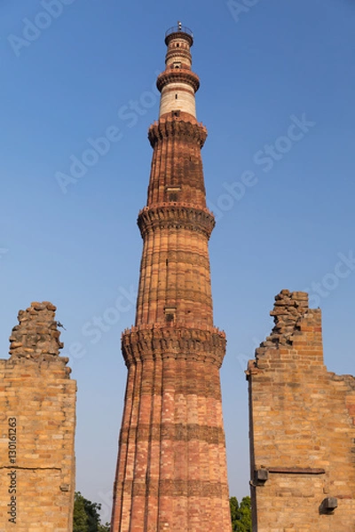 Fototapeta Qutub Minar Between Arch