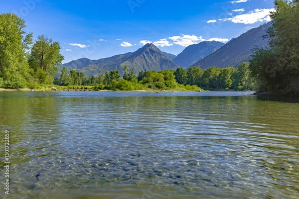 Fototapeta Mountains in the background of Wenatchee River Leavenworth Washi