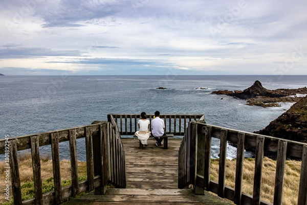 Fototapeta Couple sur la pointe de Pyramidant Rock sur l'ile de Phillip Island dans la région de Melbourne en Australie