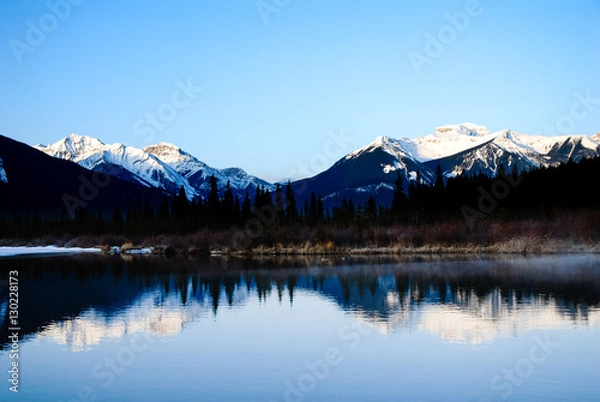Fototapeta 冬のカナディアン・ロッキー　夜明けのバーミリオン・レイク