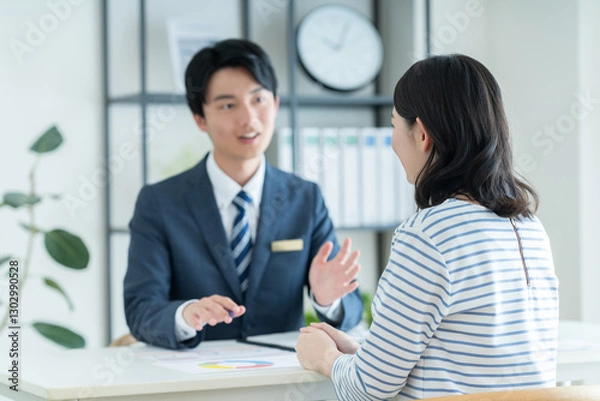 Obraz 若い女性に説明するプランナー