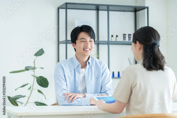 Fototapeta メンズエステに美容の相談する若い男性