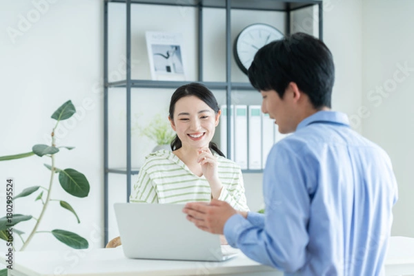 Fototapeta プランナーに相談する若い女性