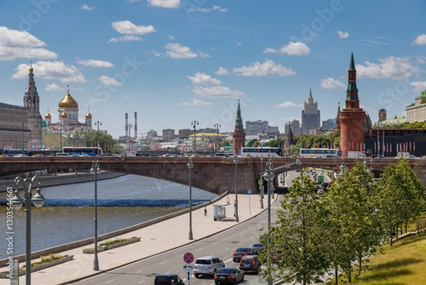 Obraz Moscow cityscape featuring the moskva river, the kremlin and the cathedral of christ the saviour
