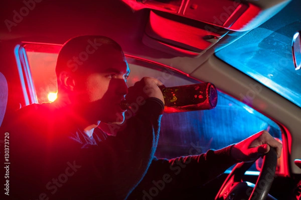 Fototapeta Pijany mężczyzna zostaje przyłapany na prowadzeniu pojazdu pod alkoholem