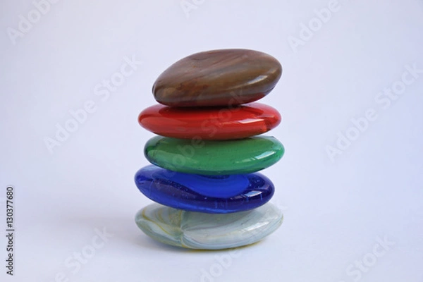 Obraz Piedras de colores apiladas sobre fondo blanco