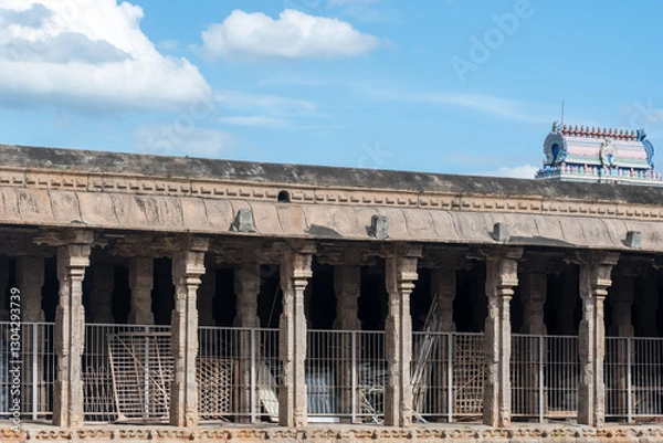 Obraz Srirangam temple architecture showcasing intricate pillars and historical significance in Trichy, Tamil Nadu