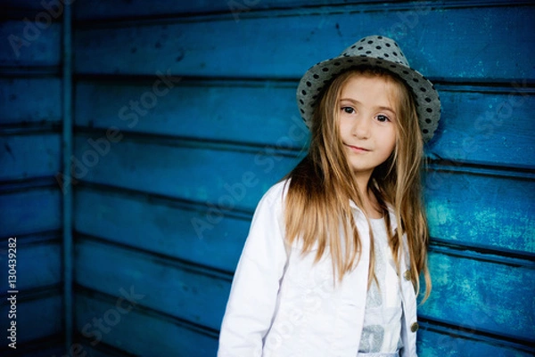 Obraz dziewczynka w kapeluszu