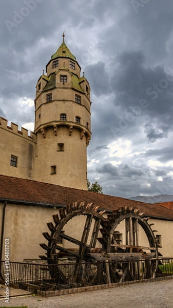 Fototapeta Wassermühle in Hall, Österreich in Tirol. Himmel dramatisch