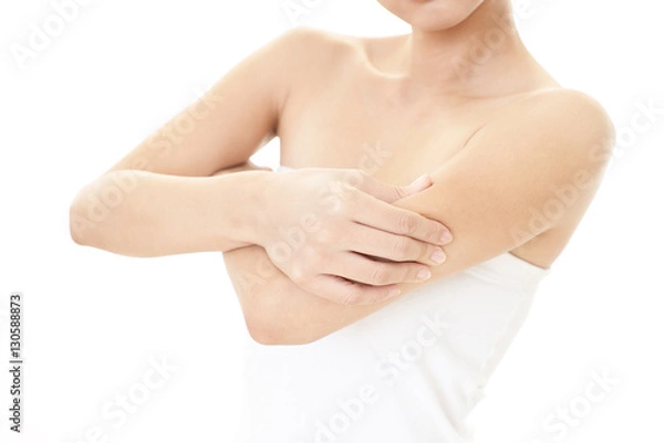 Fototapeta 二の腕をつまむ女性