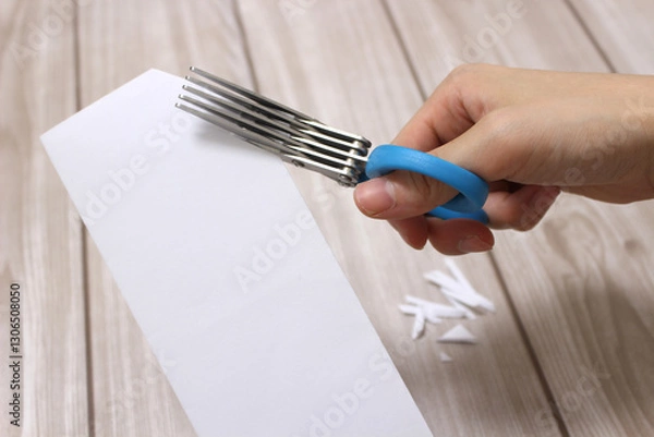 Obraz シュレッダーバサミで紙を切るシーン