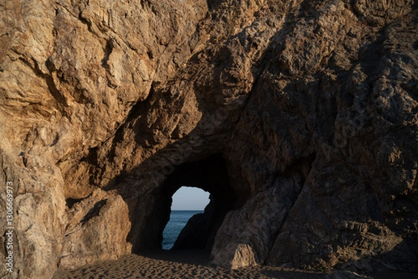 Fototapeta 岩のトンネルの先にある青い海　愛知県