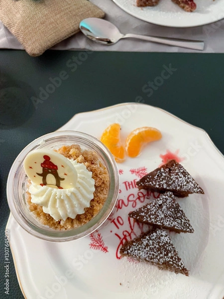 Obraz Dessert im Gläschen mit Sahne, Beerenmousse und Hafercrunch, auf einem Teller mit Gewürzkuchen in Tannenbaum Form serviert