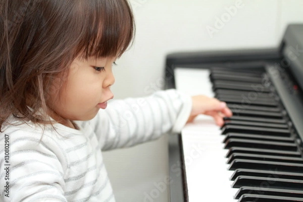 Obraz ピアノを弾く幼児(2歳児)