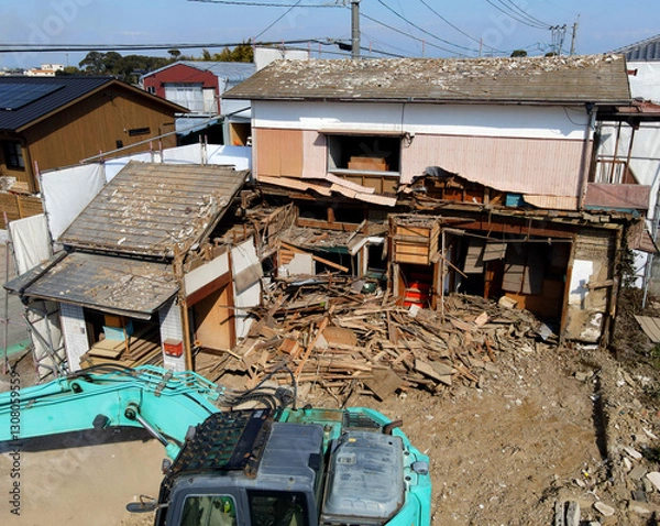 Fototapeta 重機を使った空き家の解体　老朽化した木造住宅の解体風景　