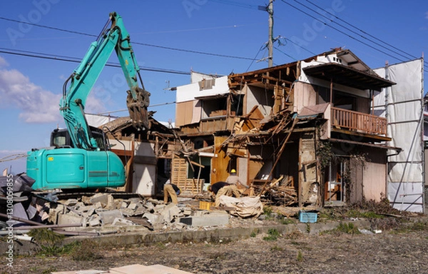 Fototapeta 重機を使った空き家の解体　老朽化した木造住宅の解体風景　