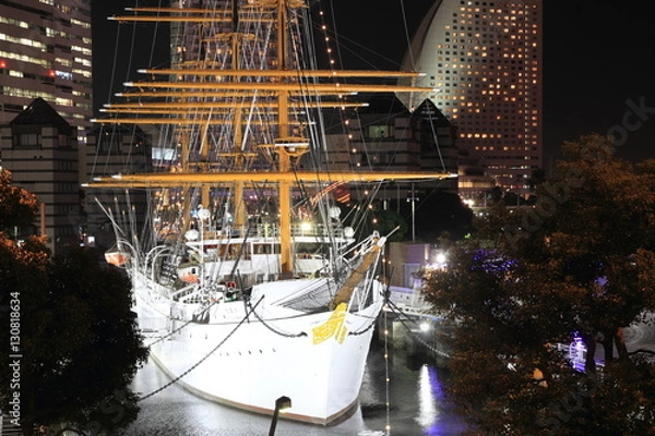 Fototapeta ライトアップされる日本丸