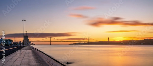 Obraz Sonnenaufgang über der Ponte 25 de Abril in Lissabon, Portugal