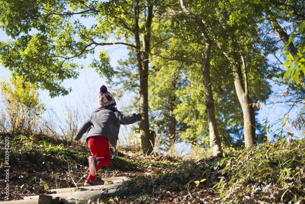 Fototapeta 山道を歩く女の子