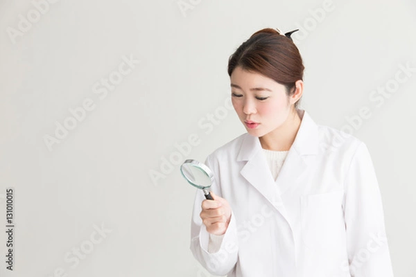 Fototapeta 女性医師・白バック