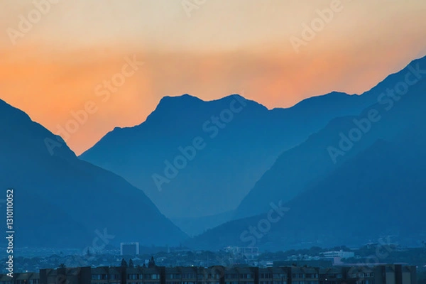 Fototapeta Wailuku mountains seen through hazy atmosphere.