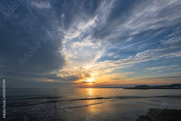 Obraz 湘南の海と空が織りなすドラマチックな夕暮れ　神奈川県葉山町森戸海岸
