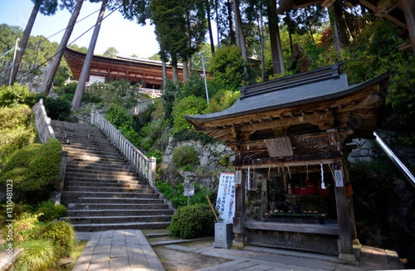 Fototapeta 長命寺　参道の手水舎と本殿　滋賀県近江八幡市