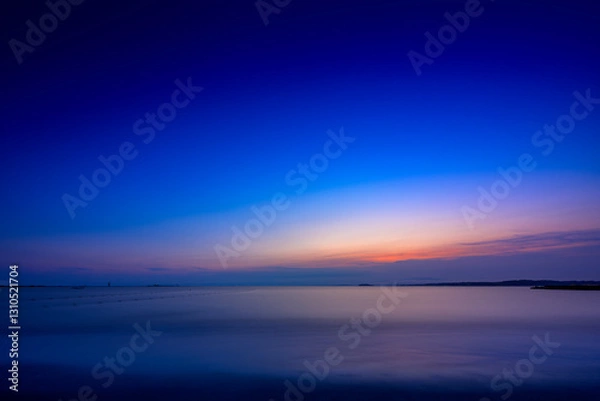 Obraz 青とオレンジのグラデーションが美しい湘南の森戸海岸の風景
