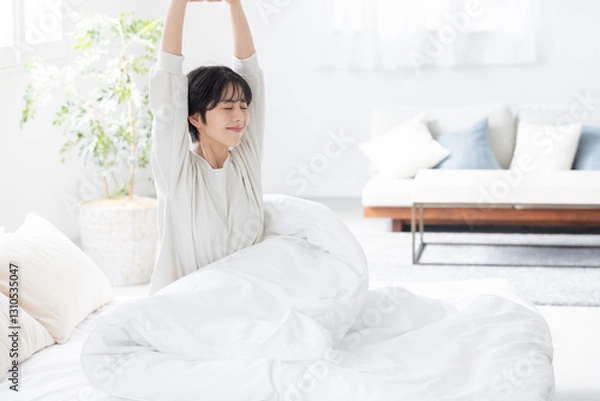 Fototapeta 朝の目覚め　女性　30代
