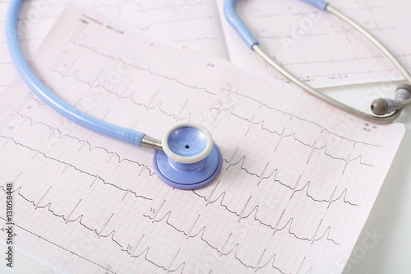 Fototapeta 精密な聴診器と心電図

