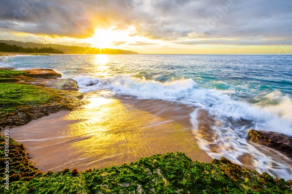 Fototapeta Wspaniały zachód słońca na Hawajach na północnym wybrzeżu Oahu
