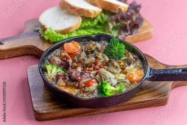 Obraz 魚介（カキ・サザエ・タコ）のアヒージョ