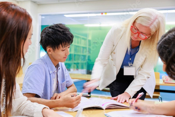 Obraz 英会話教室の外国人講師から生徒に答える生徒たち