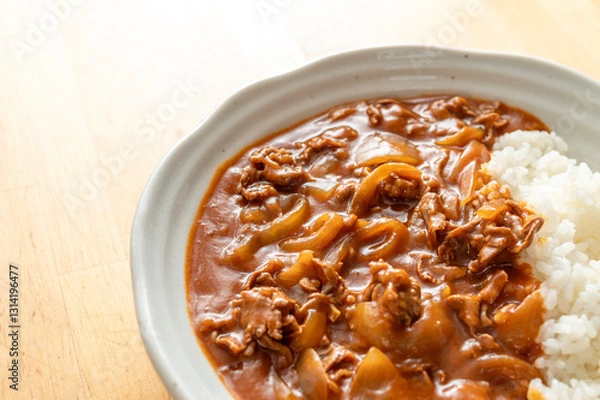 Obraz 豚肉と玉ねぎとじゃがいもがたっぷり入ったカレーライス