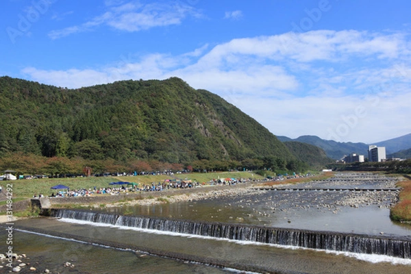 Fototapeta 芋煮会でにぎわう秋の山形市の川原
