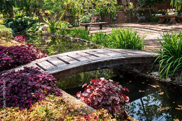 Fototapeta Old wooden bridge with curves with flower