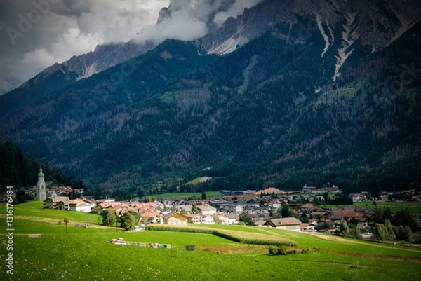Fototapeta Blick über Toblach im Pustertal in den Südtiroler Dolomiten