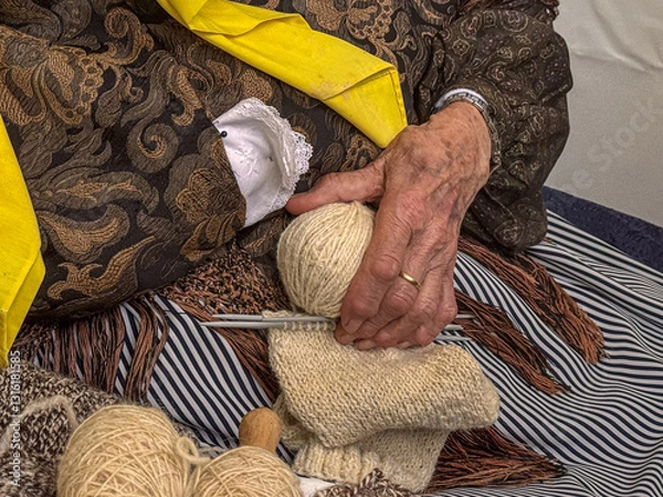 Obraz hand woman with wool 