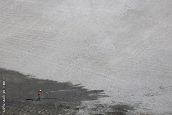 Fototapeta 工事現場で水を撒く人