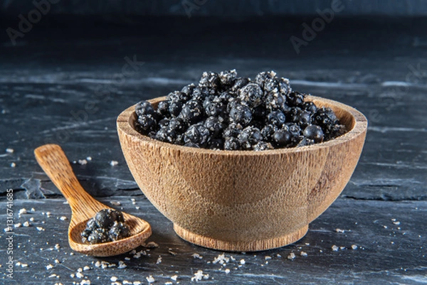 Obraz Fermentierter pfeffer im Holzschälchen