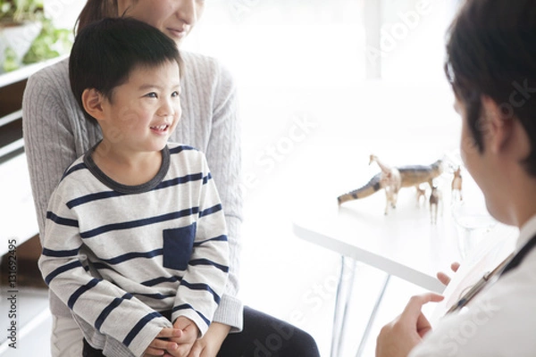Fototapeta Matka i syn konsultują się z kliniką