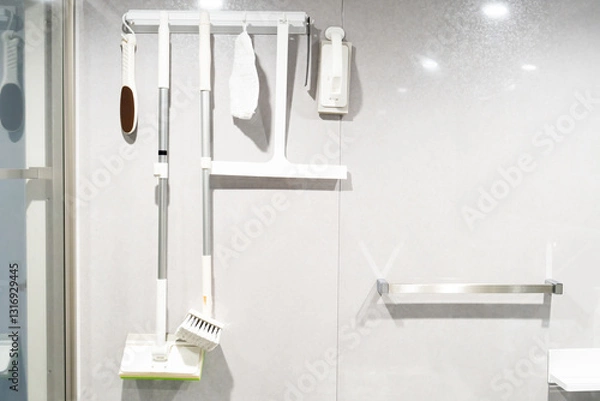 Obraz 浴室のお風呂グッズ清掃道具のブラシ、スポンジ洗剤などの収納方法