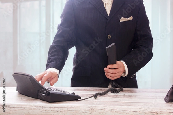 Obraz Mann im Anzug am Telefon